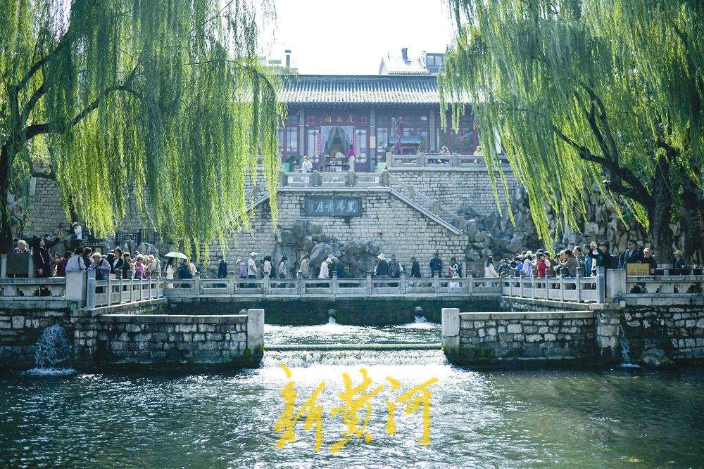 黑虎泉欢涌劲头足，三兽头喷涌引赏泉游热潮