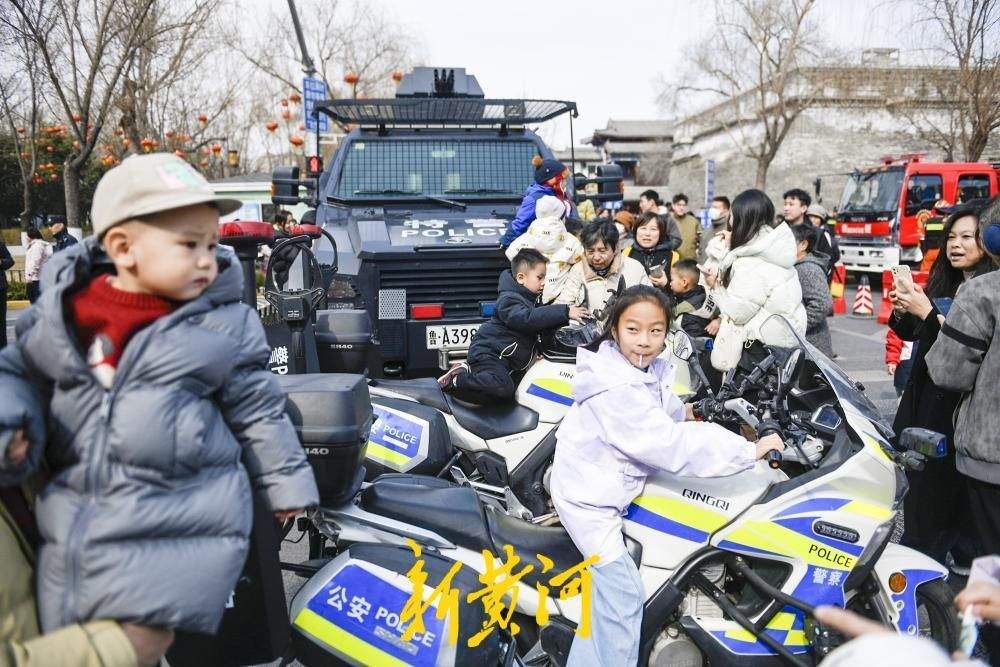 大明湖路市集现别样“警”色 警车成热门打卡点
