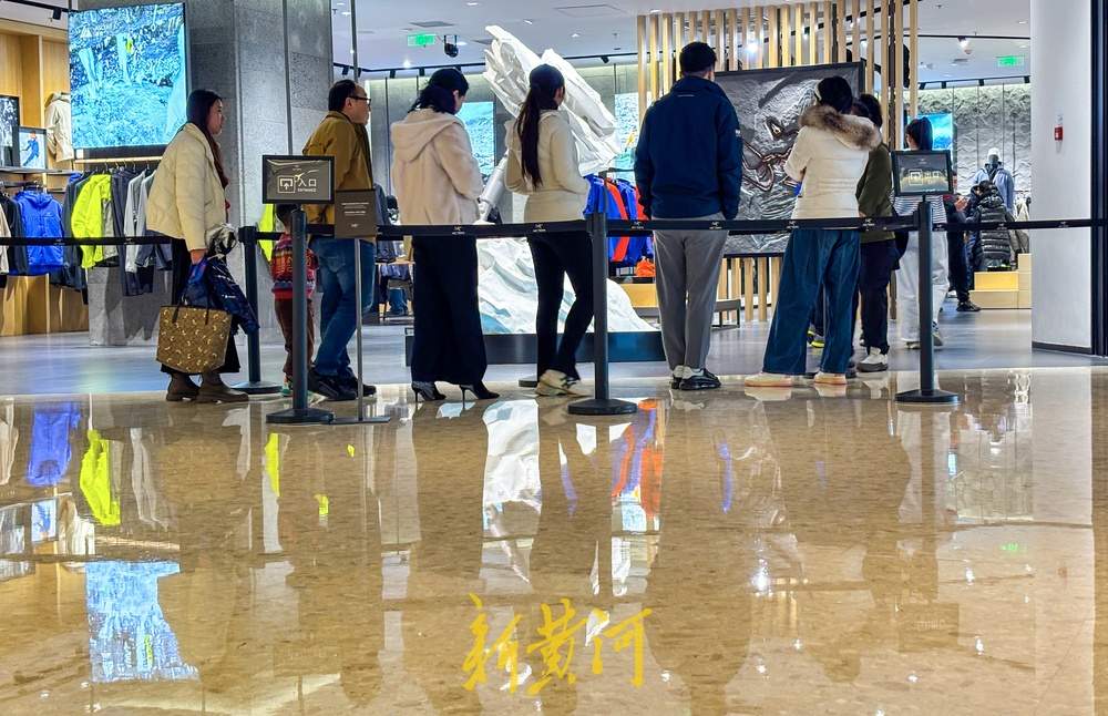 年末购物季大幕拉开，济南有商家限流分时段选购