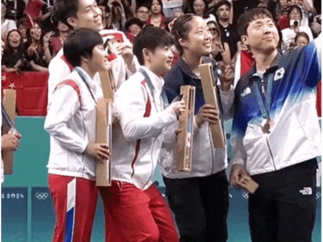 好暖一幕！中朝韩选手领奖台自拍 莎莎指挥站位让刘国梁入镜