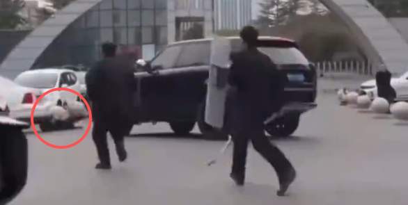 男子持刀与民警对峙,被路虎司机一脚油门撞翻!警方回应