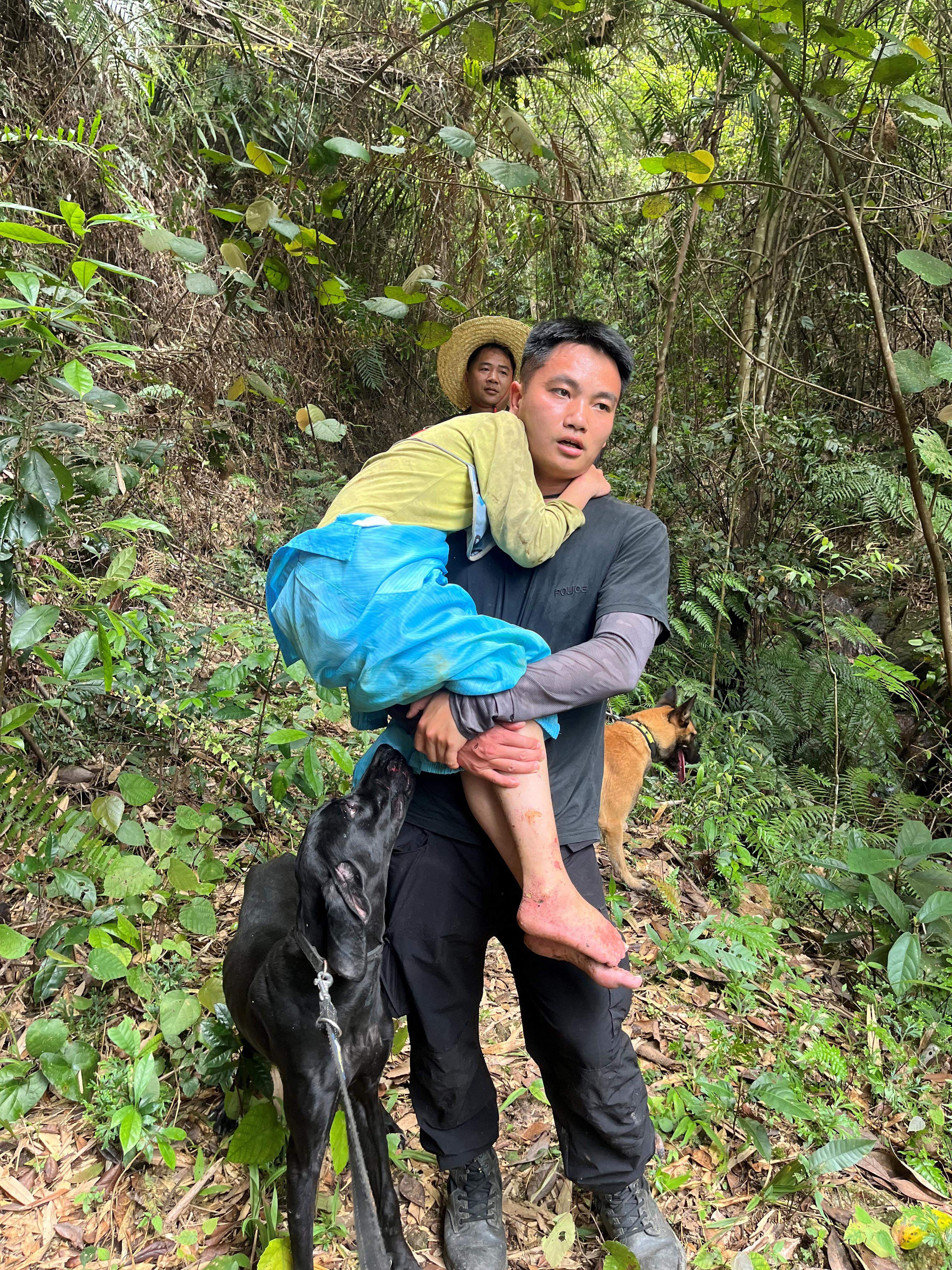 千人接力搜寻十三天 广东肇庆失联特殊男童深山获救