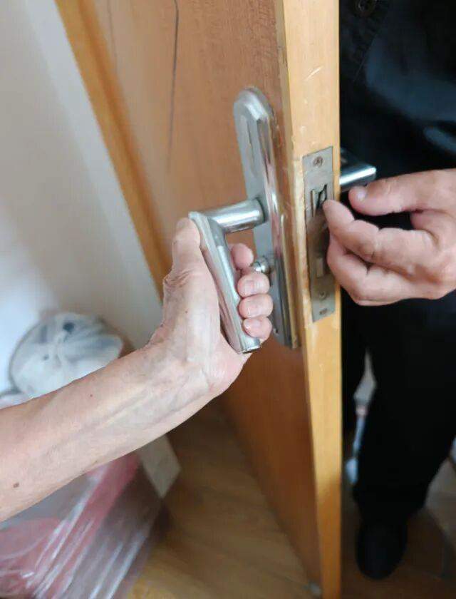 男子捡到3张纸条：“我已20小时没有进食进水，帮我……”