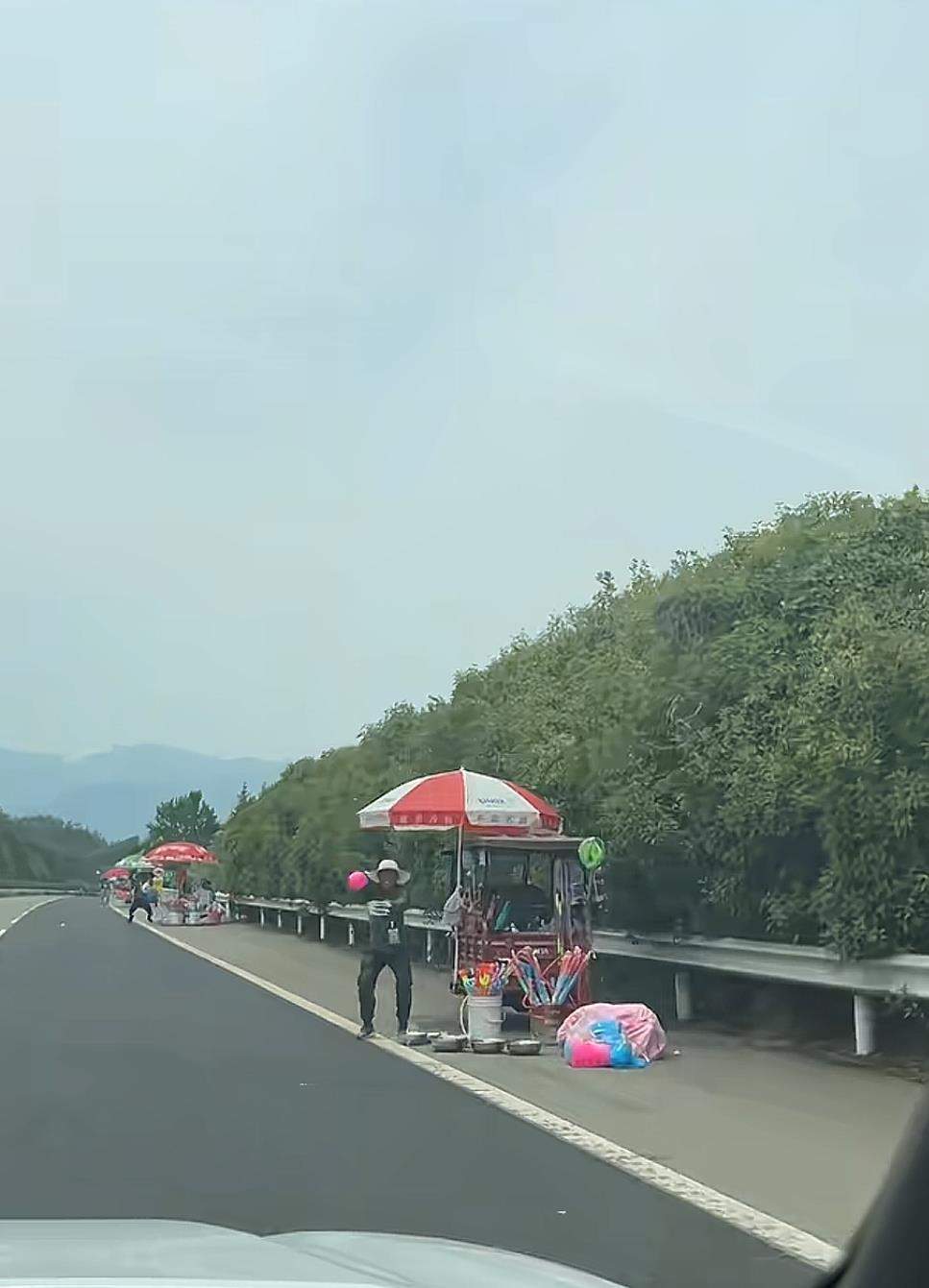 高速出口“停车倒车记12分”警示牌下竟有多名商贩卖水瓢,镇政府:系流动摊位,已多次劝离