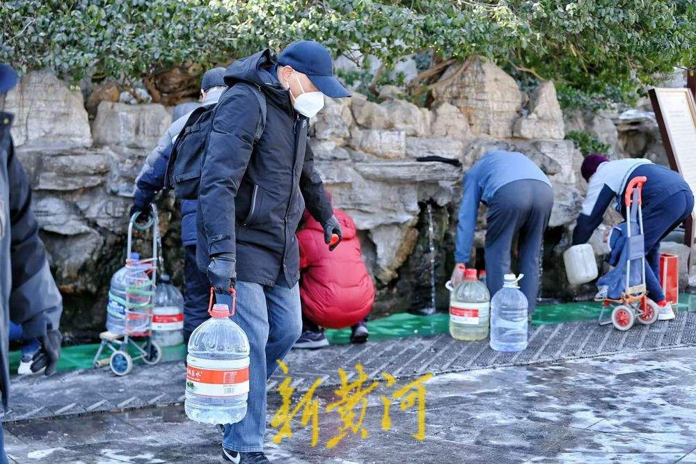 寒冷冬日，济南黑虎泉畔市民排队取水热闹非凡
