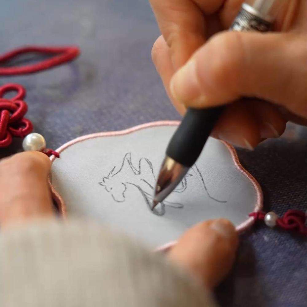 新春走基层·忙年｜走进非遗工坊，这里的年味忙“上新”