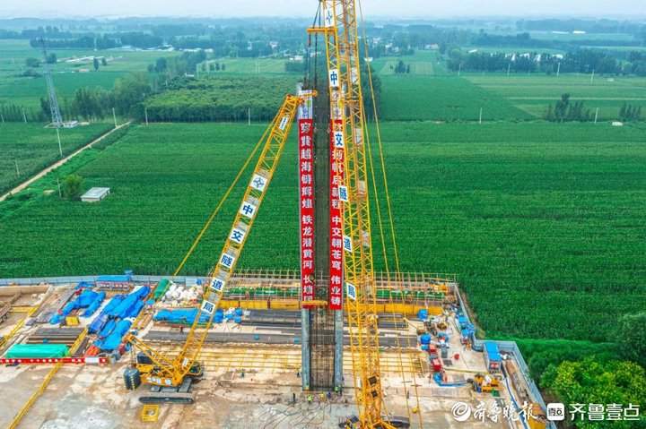 项目强省会｜济南航天大道穿黄隧道西岸接收井首幅地连墙钢筋笼完成吊装