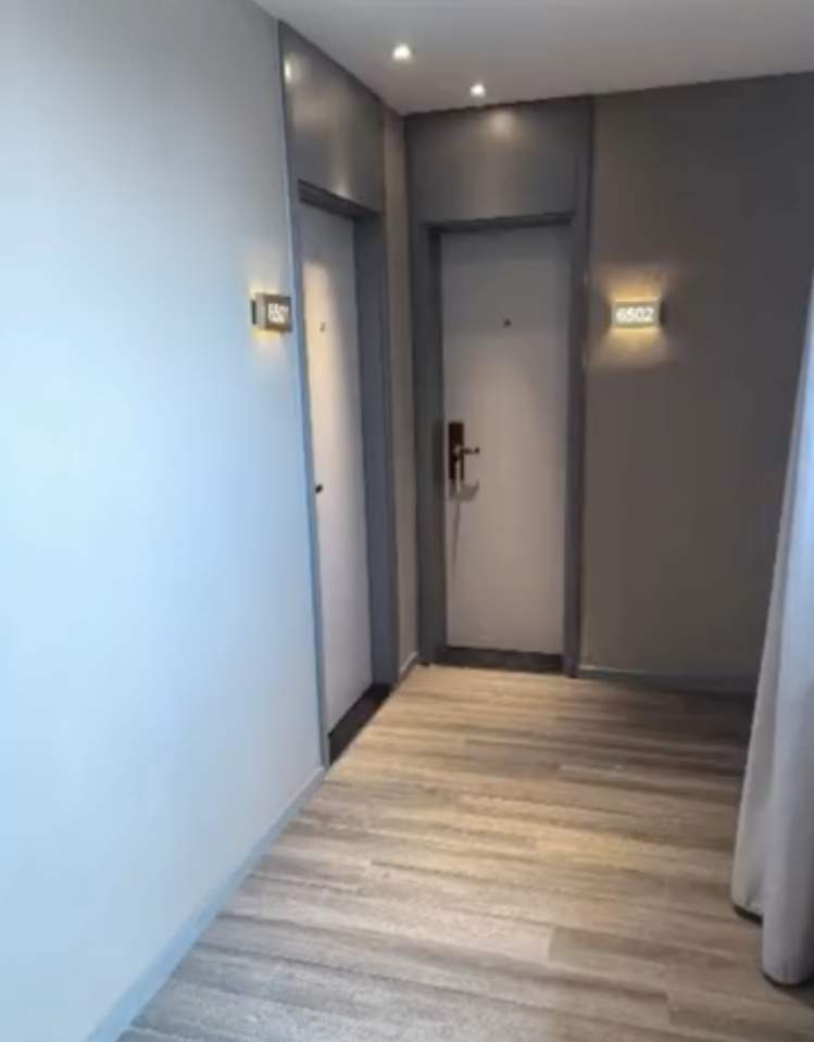 女子住酒店裸睡被人强行刷开房门，最新回应！