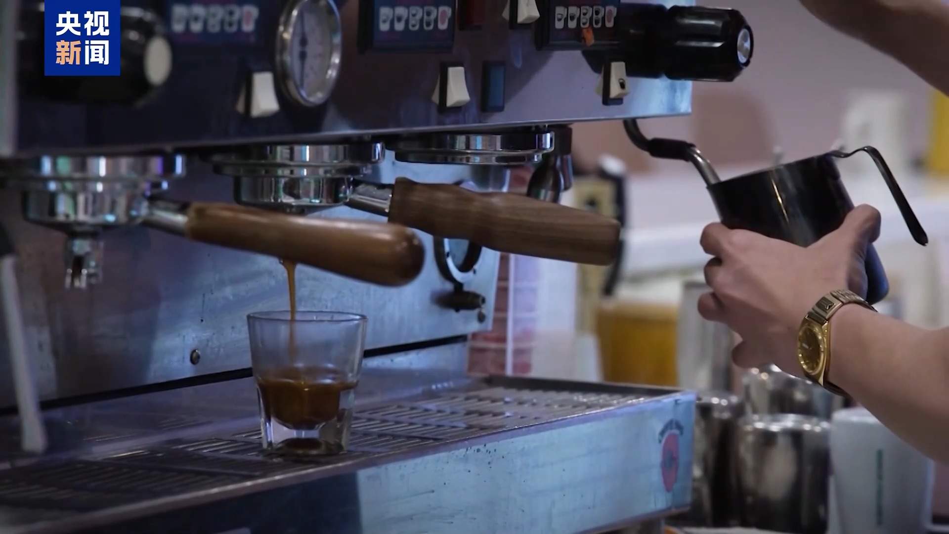 美长滩港货运量因关税暴跌三成 港口负责人:货架要空了