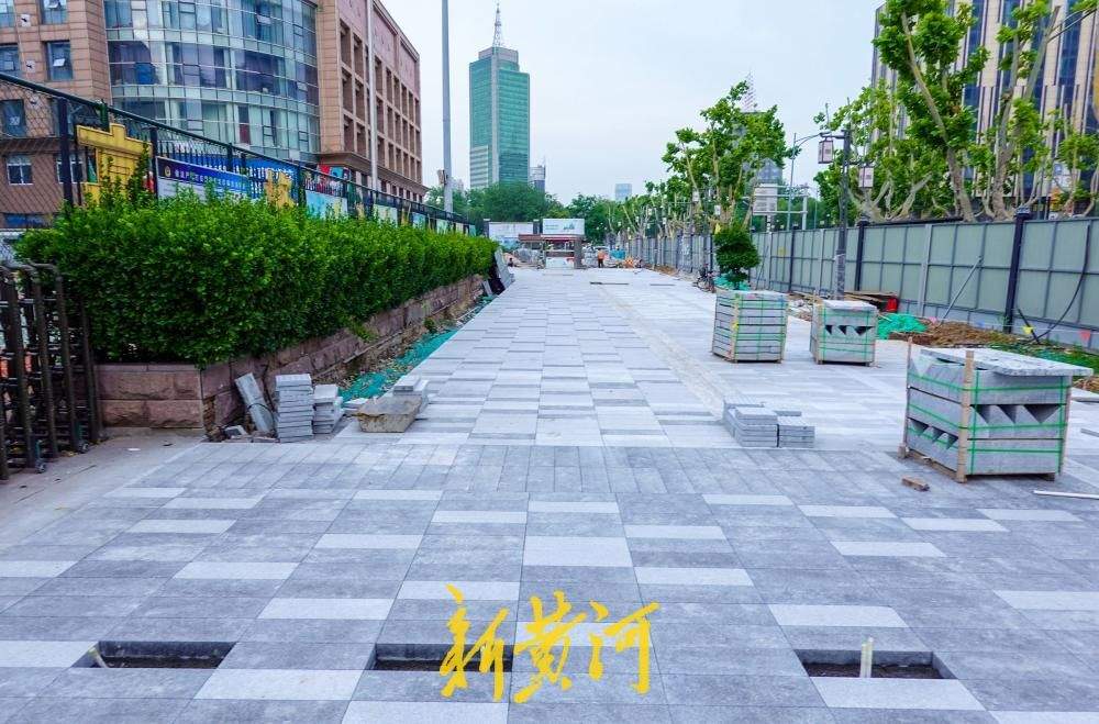 泉城路东段人行道启动石板铺装，深浅灰双色交替打造品质慢行空间