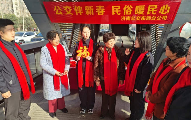 公交站台变身“民俗会客厅”， 济南公交与市民乘客的一场年味“偶遇”