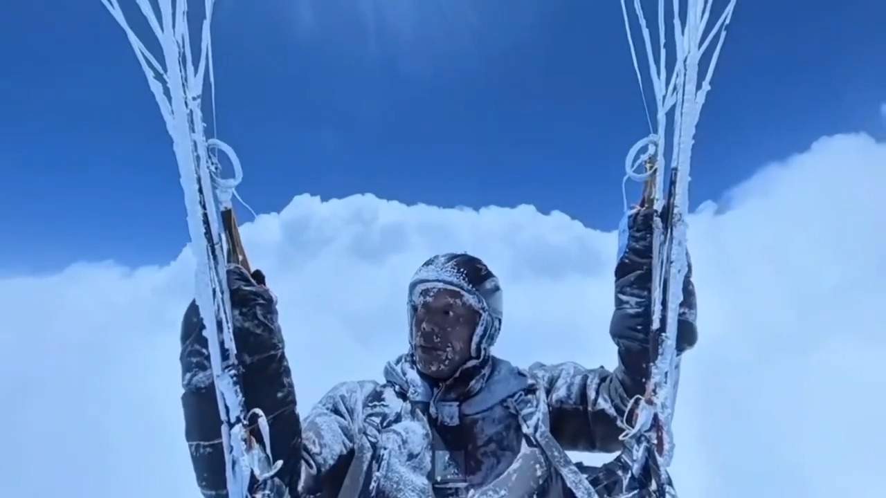 男子玩滑翔伞被云吸到海拔8000多米后生还