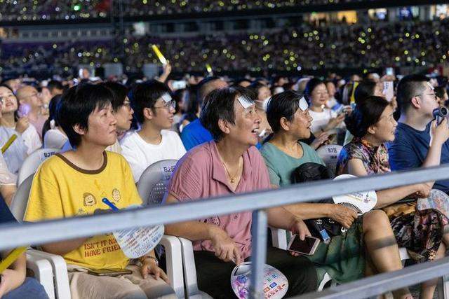 青春又回来了 白娘子30年后又在杭州唱千年等一回