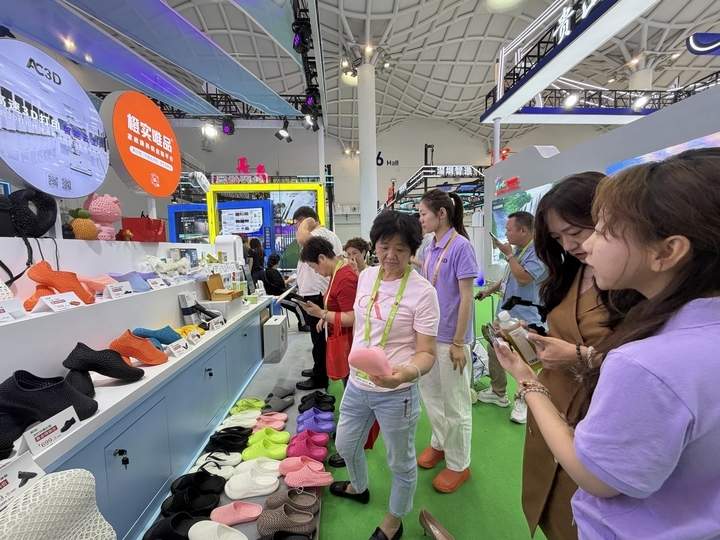 AI把脉、3D打鞋、养生锤抢手……消博会上的山东好品玩转“体验感”