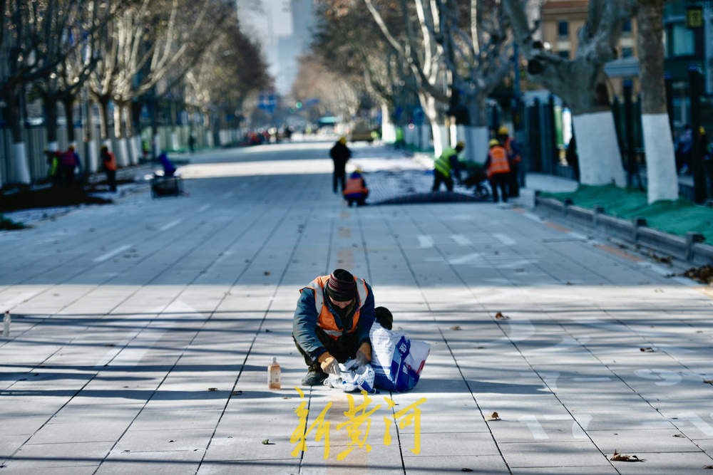 泉城路东段施工围挡有序拆除 全新石板路进入通车倒计时
