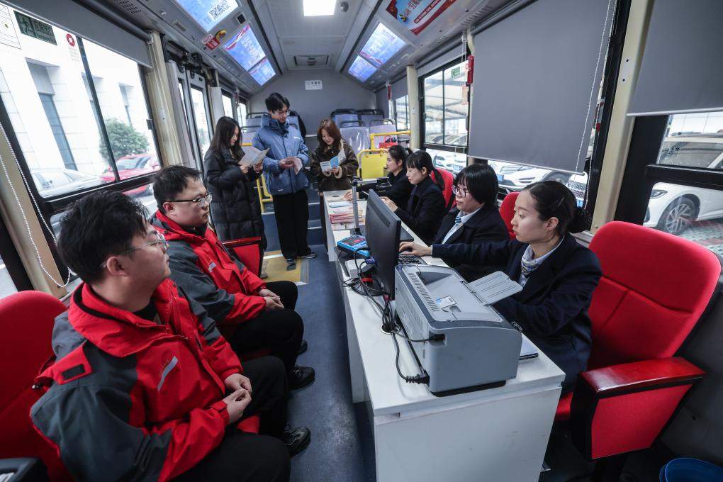 两会中国经济问答丨面对压力挑战，民营企业如何稳步前行？——两会中国经济问答之四