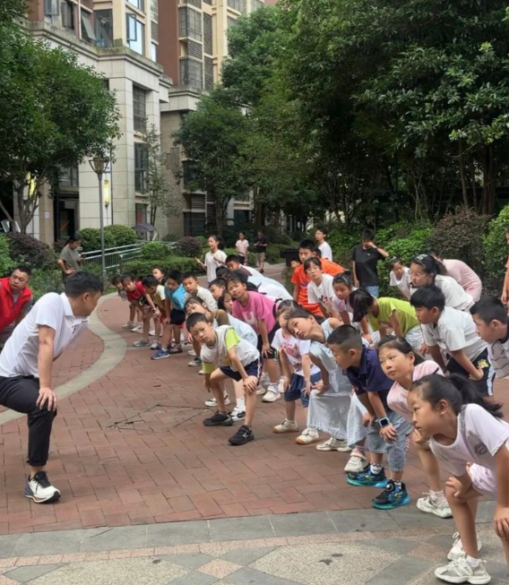 长沙奶爸带小区百余名孩子晨跑三年，最多时超200人