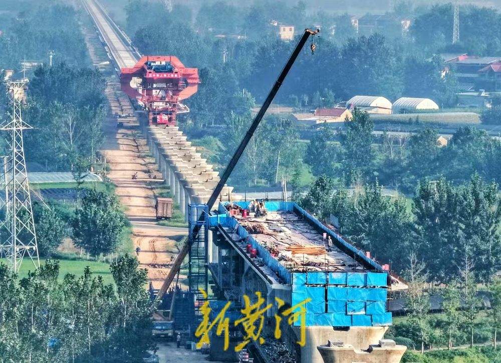 潍宿高铁全线首个上跨铁路T构梁成功转体