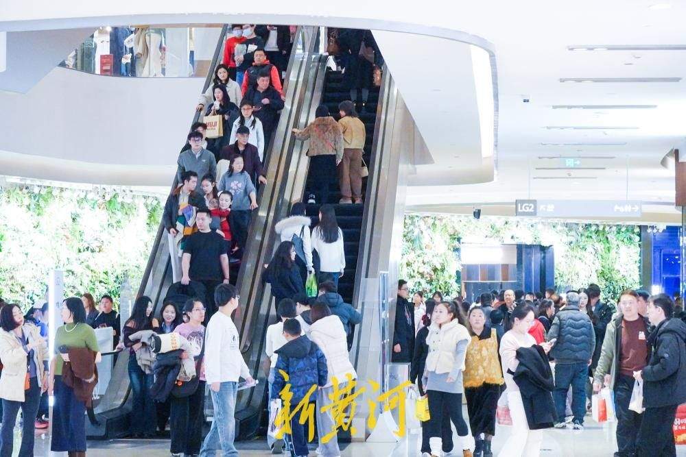 泉城商圈人气旺 红火消费年味浓