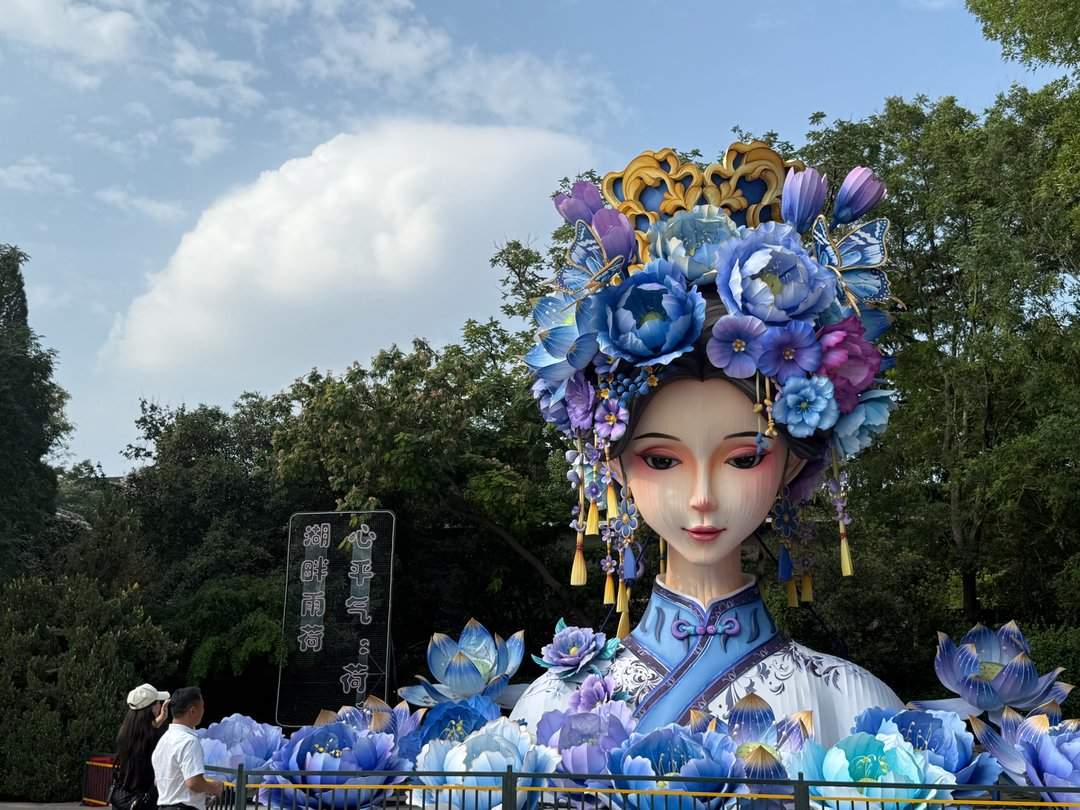 济南大明湖：杨柳依依里，湖光山色新