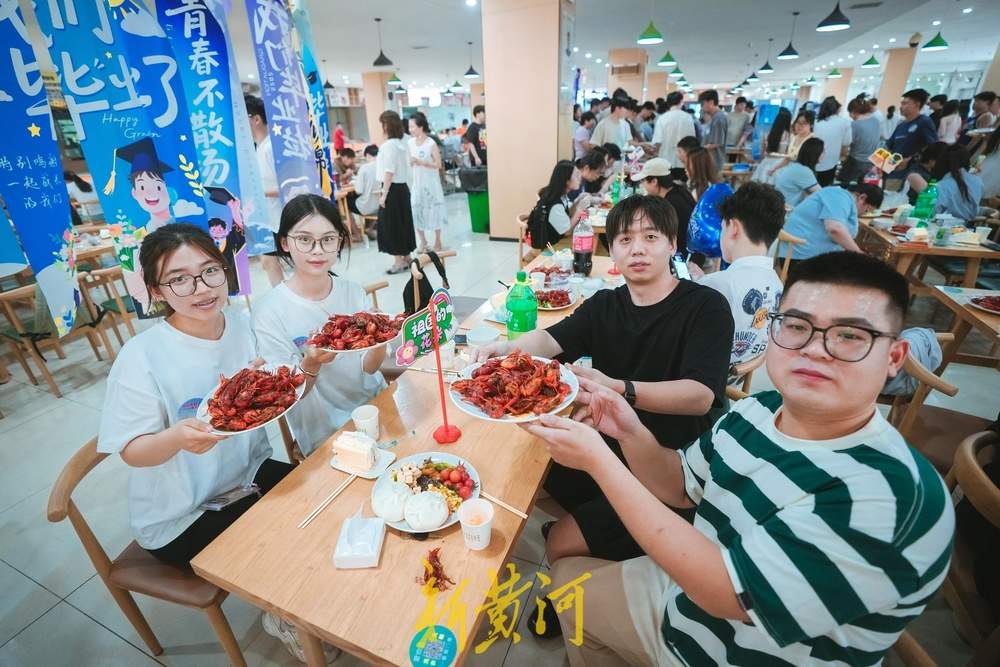 500斤小龙虾亮相毕业宴！齐鲁工大祝学子们：人生一路“红火”出圈