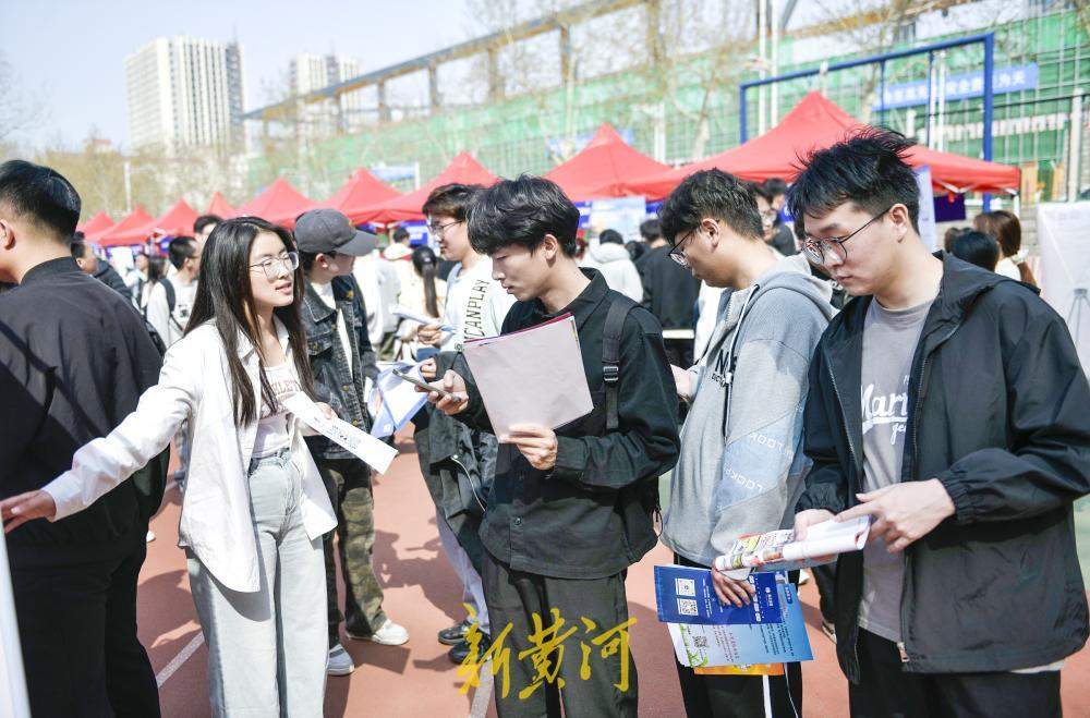 “选择济南 共赢未来”驻济高校双选会举行 300余家企业提供岗位上万个