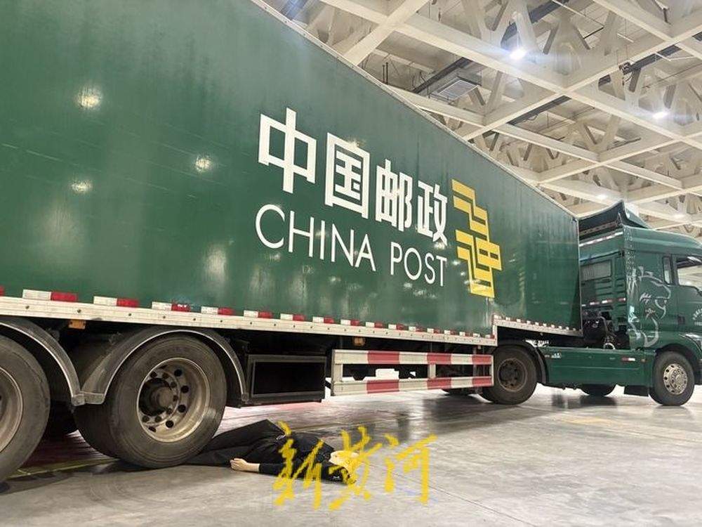 大货车盲区与内轮差成“隐形杀手” 济南这场沉浸式体验为市民敲响警钟