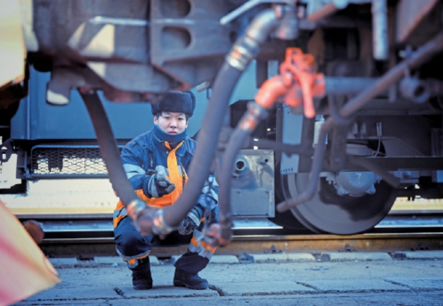 探访繁忙春运期间站场里的调车人：“穿针引线”，在“慢”中分毫不差