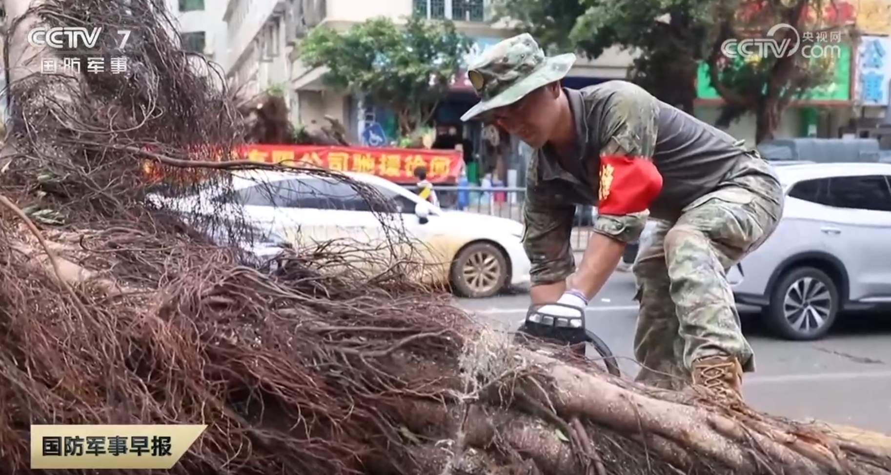 救援官兵全力投入台风“摩羯”灾后重建 尽快恢复生产生活秩序