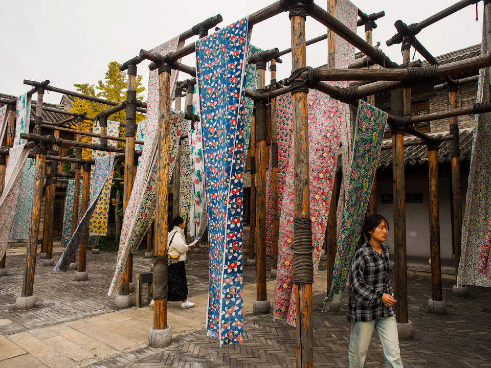 明水古城幽雅安静，游客沉醉于水城一色的美景之中