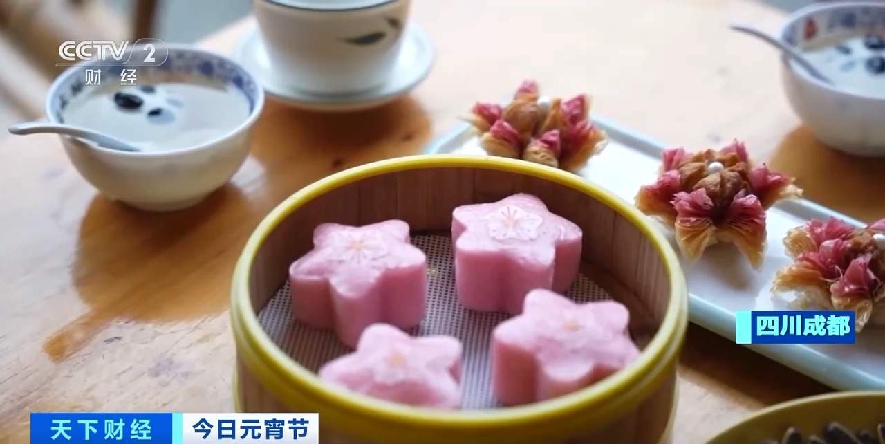 百年老字号上新潮玩挂件 新品类年货圈粉年轻人