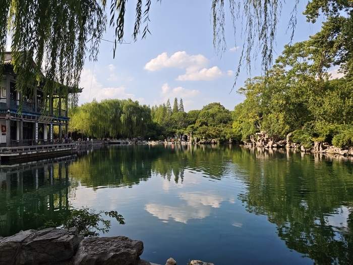 39℃高温抵挡不住的热情，五龙潭18℃清凉“爆改”高温剧本，从孩子戏水玩到老人下棋