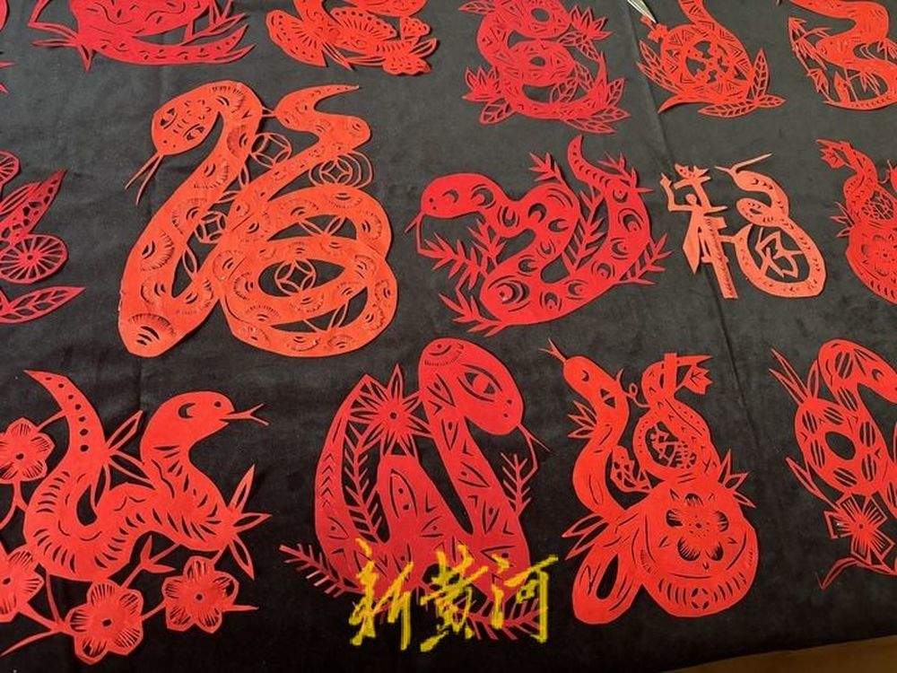 一年剪出260种生肖蛇剪纸！等12生肖剪齐了，他要办一个巡展