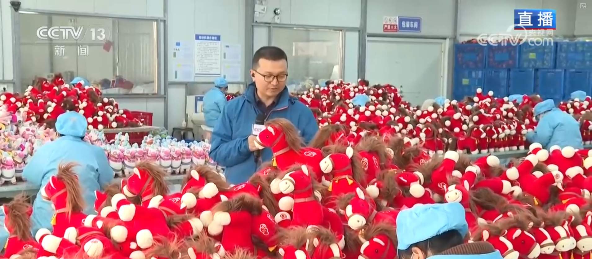 马年文创订单火爆促企业“马不停蹄”生产 年货市场热气腾腾年味足