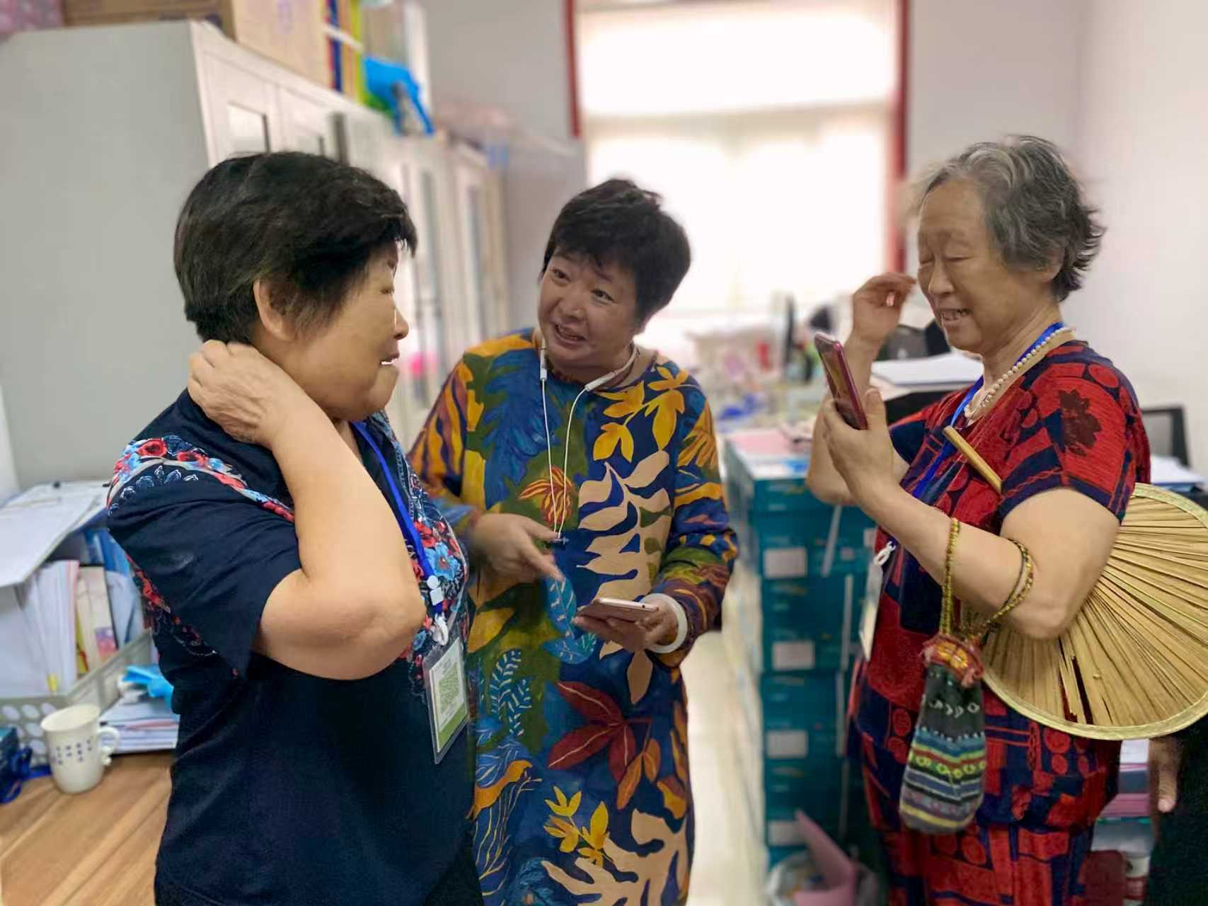 融媒·画像丨一件红马甲，赓续米奶奶的“薪火”——长大后，我就成了“你”