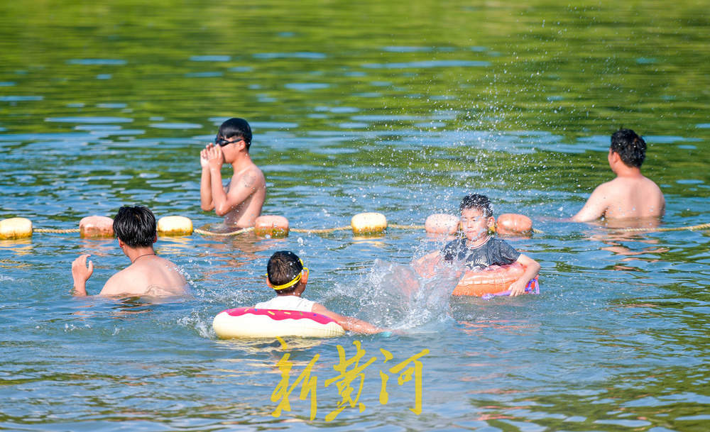 一年四季 泉在济南｜泉城持续35℃+高温 滨水公园变身纳凉戏水点