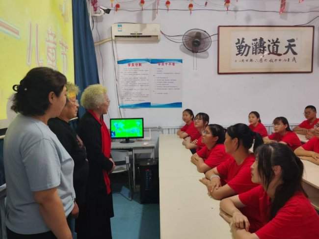 童心向阳 爱润成长|六一佳节,爱心妈妈柳毓富走进济南纳川教育