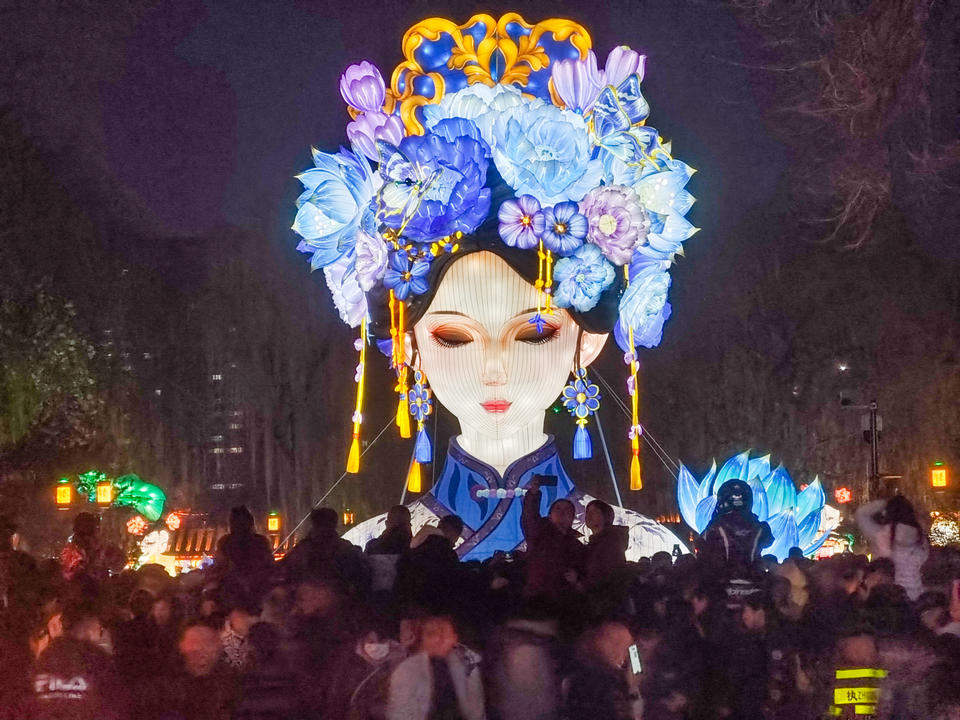 大明湖畔“夏雨荷”亮灯盛景，大批游客共赴美丽之约