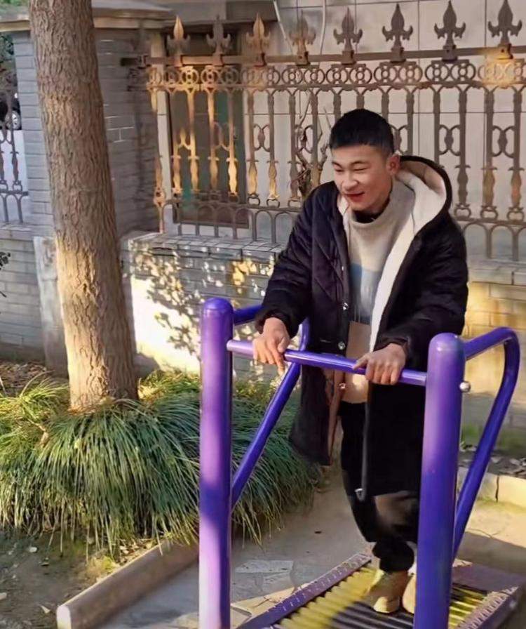 脑瘫少年卖爆米花自食其力 小摊位背后藏着母亲的爱