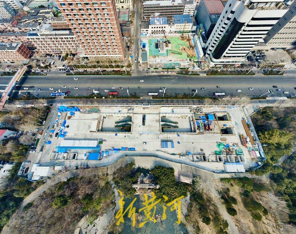 济南公园里的地铁车站地面出入口“揭面纱”