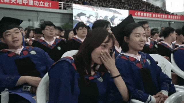 在毕业典礼上爆火的食堂阿姨，紧急打假！
