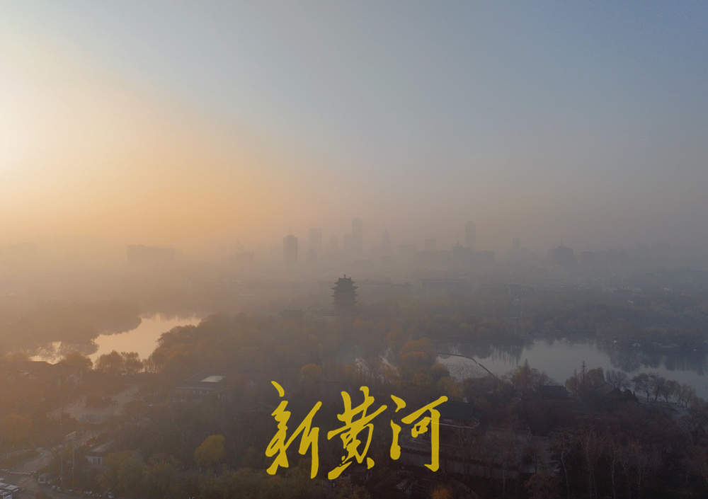 济南冬日晨雾绘就水墨明湖