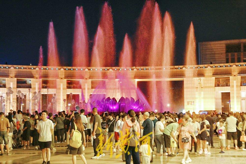出伏后高温不退场，泉城广场音乐喷泉送清凉