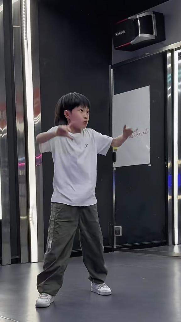 中国风街舞点燃巴黎，“小孩哥”啥来头？