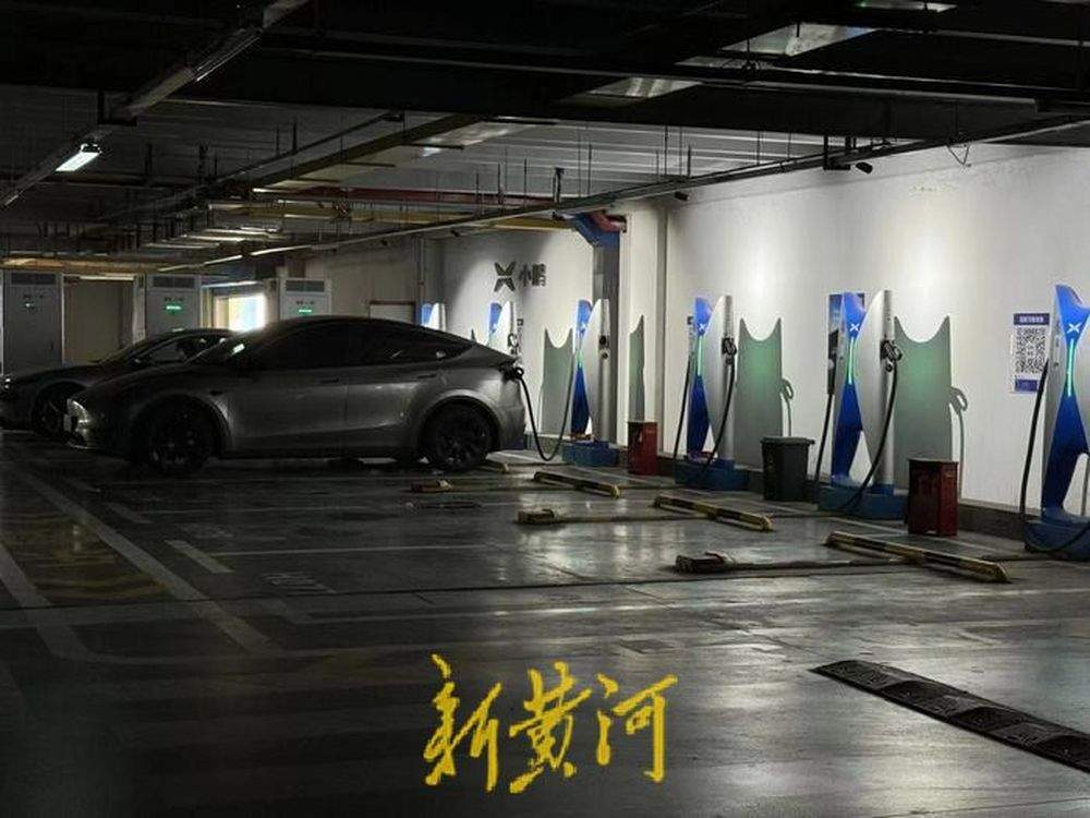 小鹏充电桩充电超时被收取46元占位费，车主称停车费、占位费为双重支付，品牌方回应