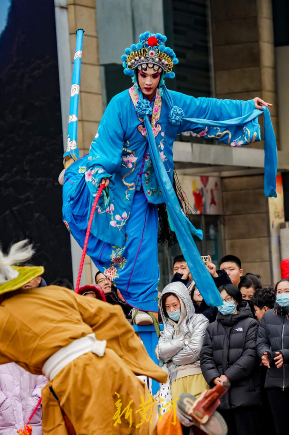“泉”在济南过大年｜踩出浓浓年味！济南西关高跷队成“气氛组顶流”