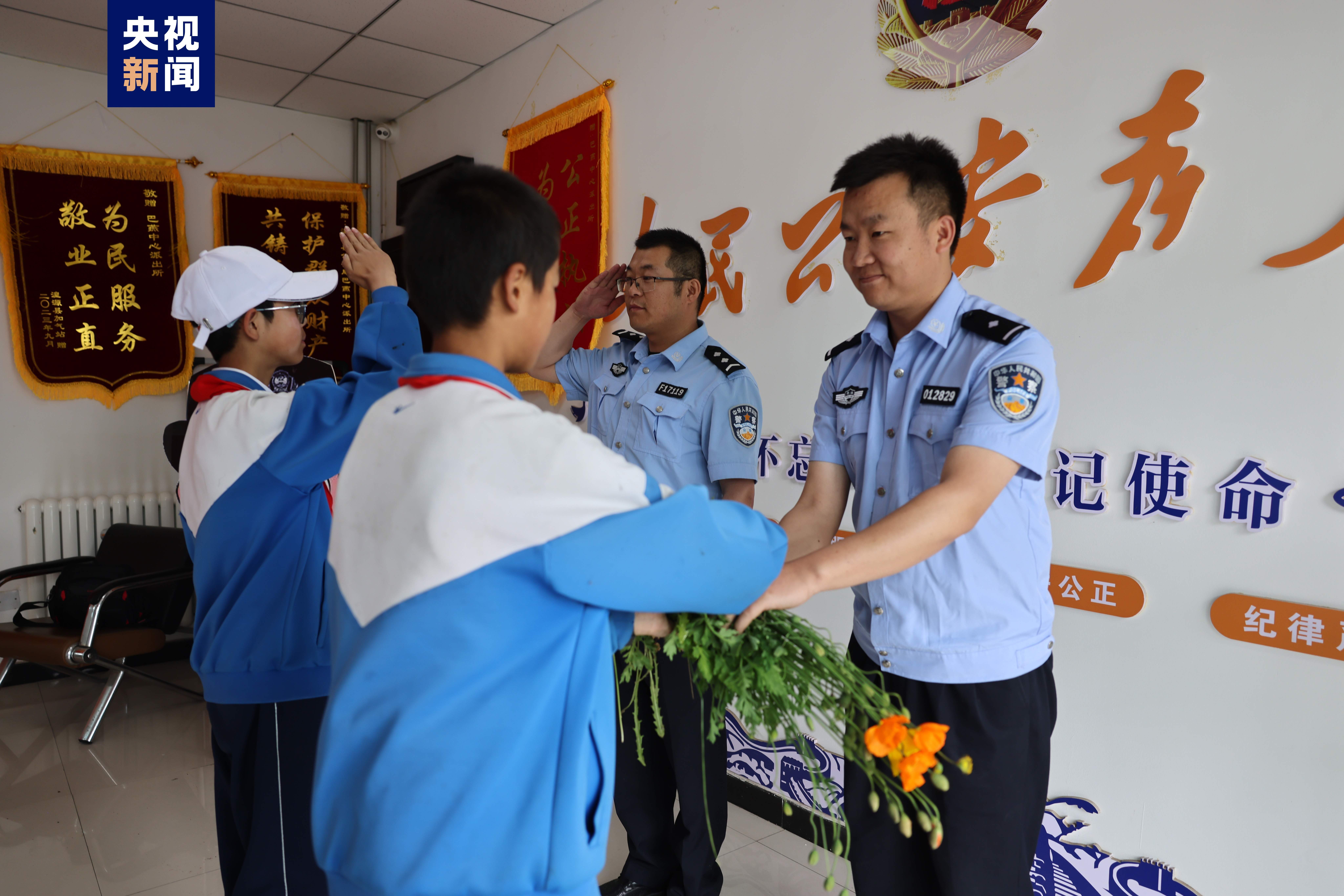 两名“小孩哥”发现罂粟花后报警：“我们铲除了！”