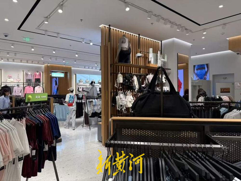 记者探访Lululemon济南门店，客流未受明显影响，店员称店内在售产品均符合国家标准