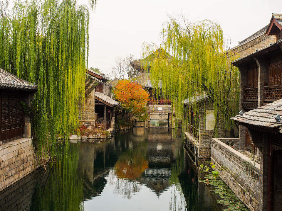 明水古城幽雅安静，游客沉醉于水城一色的美景之中