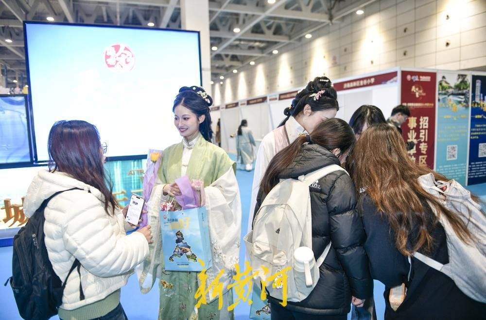 十二“花神”空降招引大会，汉服少女与求职者对诗互动